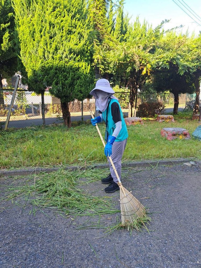熊手で草を集める